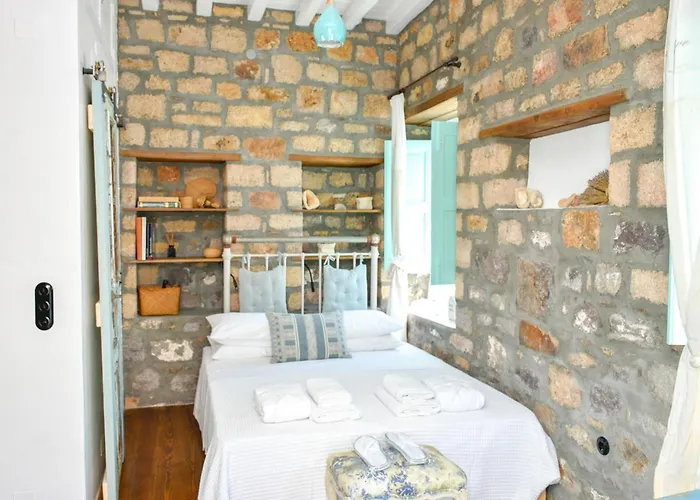 Pyrgali πετρινο πυργακι πατμοσ بيت للعطل *